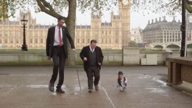 بالفيديو.. كيف تصافح أطول وأقصر رجلين في العالم؟