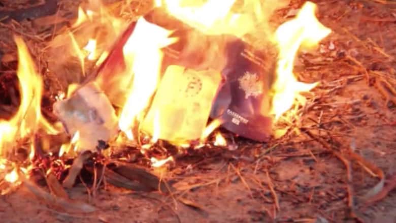 بالفيديو .. مقاتلو "داعش" الفرنسيون يحرقون جوازات سفرهم
