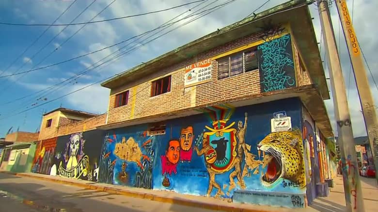 فنان يتحدى الموت والحكومة لـ15 عاماً برسم جداريات في شوارع المكسيك