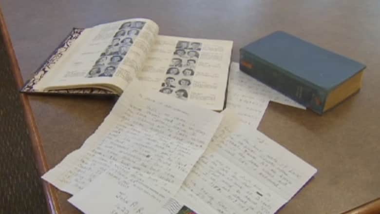 بالفيديو.. رجل يعيد كتاباً بعد استعارته قبل 65 عاماً
