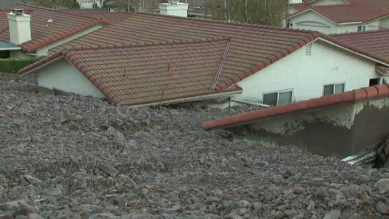 بالفيديو.. انهيارات طينية تطمر عشرات المنازل في كاليفورنيا