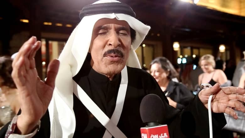 عبدالله بالخير يغني لـCNN من على السجادة الحمراء بـ"دبي السينمائي"