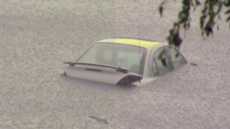 عواصف تجتاح ديترويت والفيضانات تحاصر السائقين