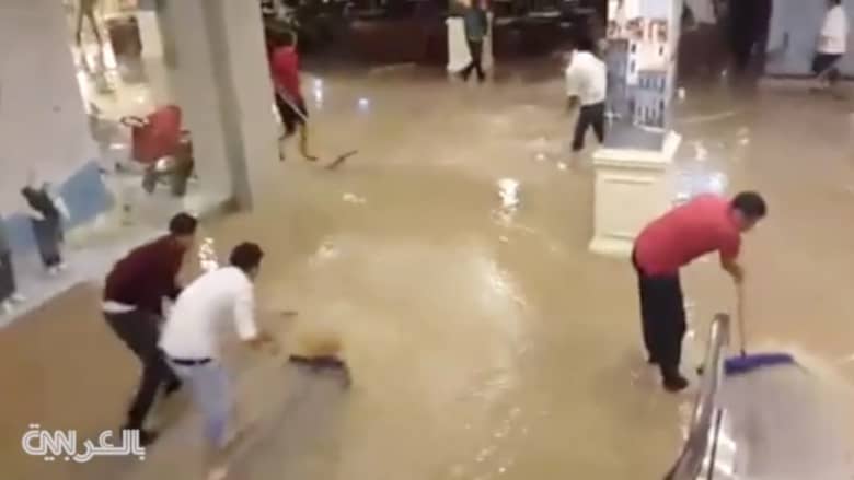 بالفيديو.. جهود نضح المياه المتدفقة بأحد "مولات" الأردن بعد الأمطار الغزيرة