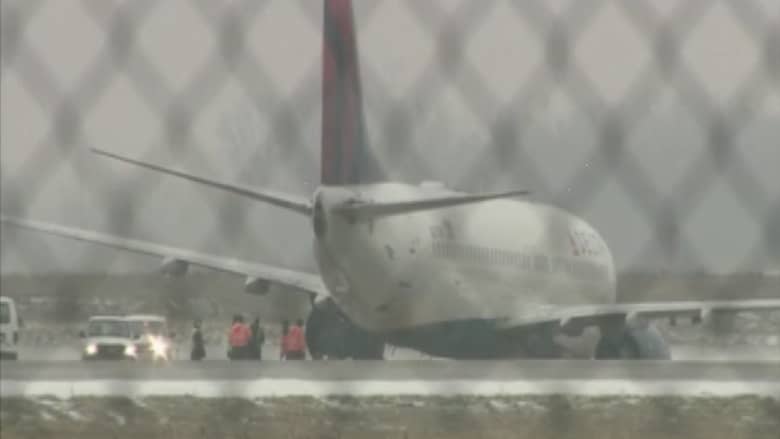 بالفيديو.. انزلاق طائرة أمريكية على المدرج لدى هبوطها بسبب الجليد