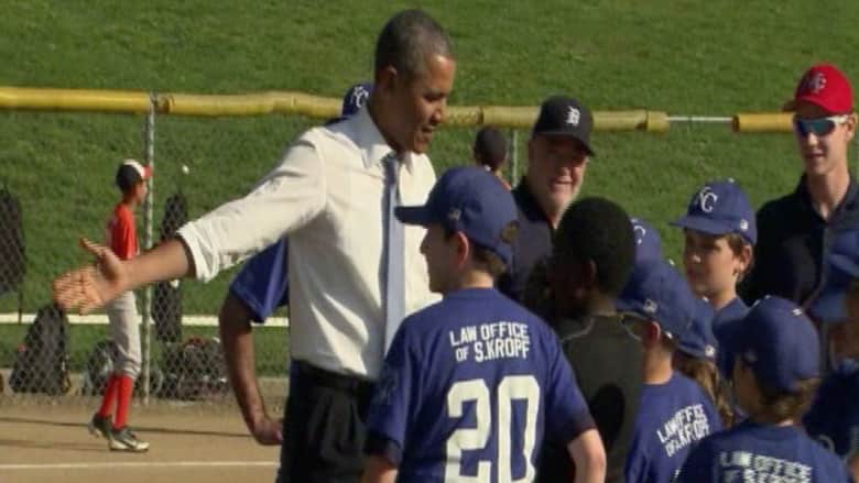 أوباما يلعب البيسبول مع أطفال واشنطن