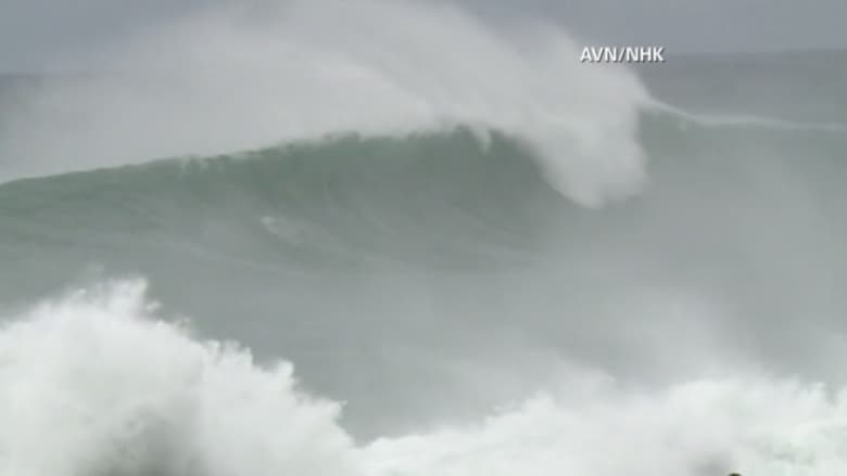 بالفيديو.. إعصار قوي يضرب اليابان ويربك الملاحة الجوية