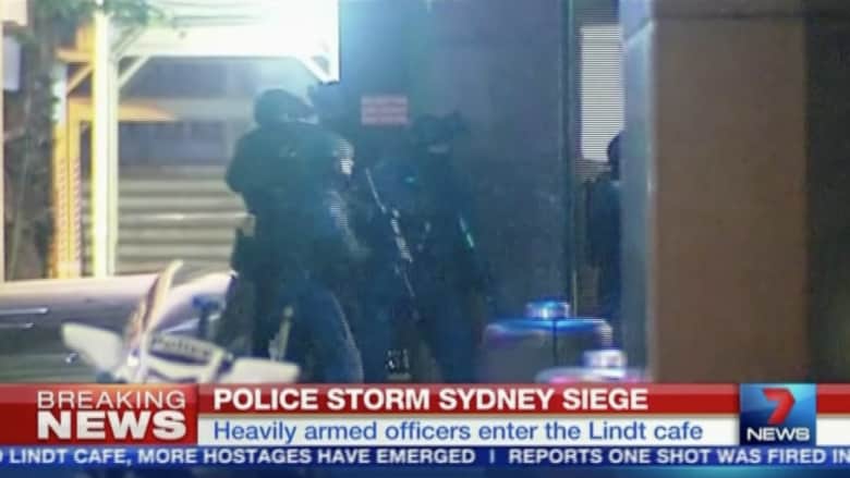 بالفيديو..لحظة اقتحام الشرطة الأسترالية المقهى الذي احتجز به الرهائن