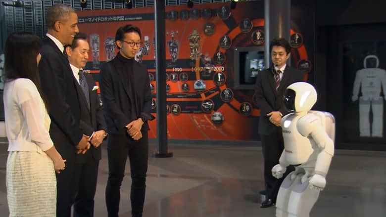 روبوت ياباني يستقبل أوباما ويلعب معه كرة القدم