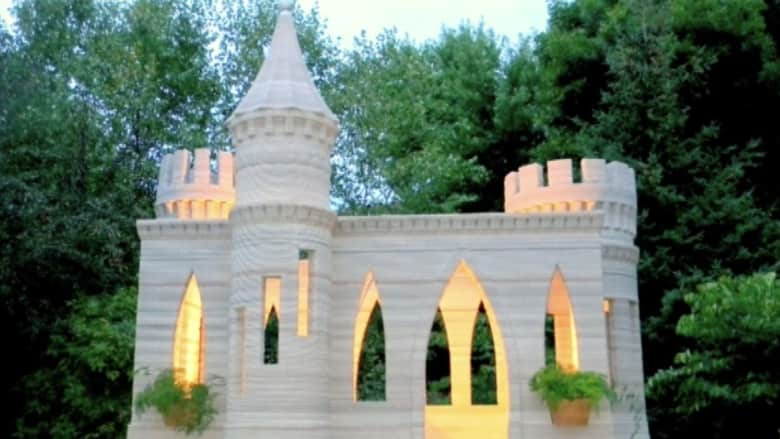 شاهد بالفيديو.. قلعة أسمنتية بنيت بطابعة ثلاثية الأبعاد!