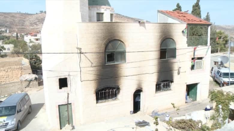 بالفيديو.. إحراق مسجد في رام الله وكتابات عنصرية بالعبرية على جدرانه