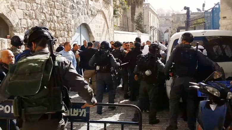 اشتباكات بين الشرطة الإسرائيلية وفلسطينيين في باحة المسجد الأقصى