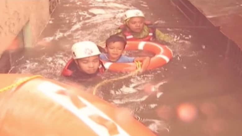 بالفيديو.. الكاميرا توثق لحظة انقاذ أطفال من فيضانات الفلبين
