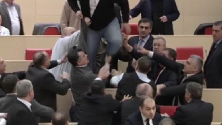 بالفيديو.. تحول نقاش في البرلمان الجورجي إلى معركة لكمات