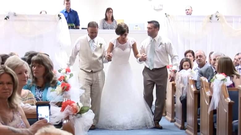 فتاة تتمكن من المشي في حفل زفافها لأول مرة بعد 3 سنوات من إصابتها بالشلل