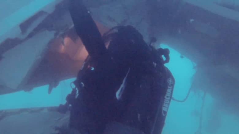 شاهد جانبا من عملية البحث عن طائرة QZ8501 في أعماق البحر