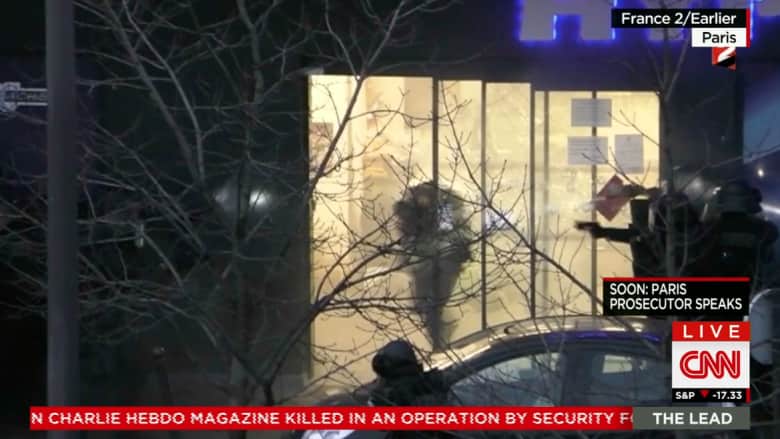 شاهد لحظة هجوم الشرطة على المسلح “آميدي" داخل متجر في باريس