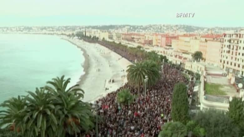 آلاف الفرنسيين في مدينة نيس يتضامنون مع ضحايا الهجمات