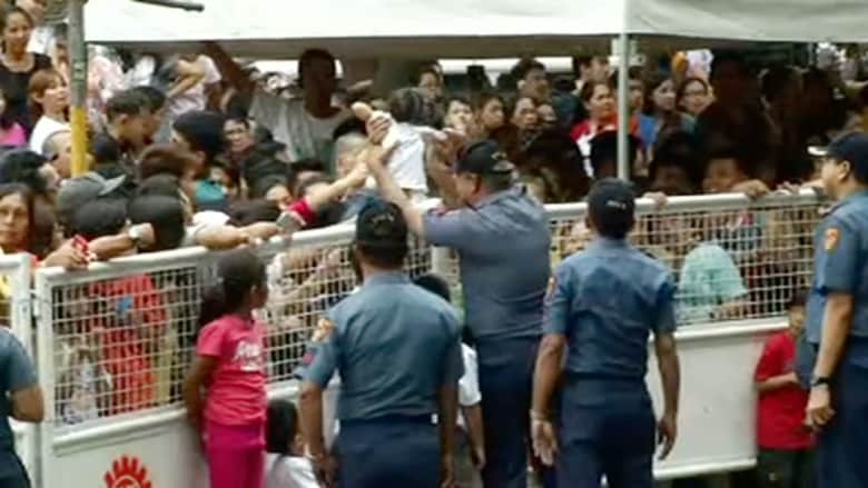 الشرطة الفلبينية تساعد الأطفال على “رؤية أفضل” للبابا فرانسيس