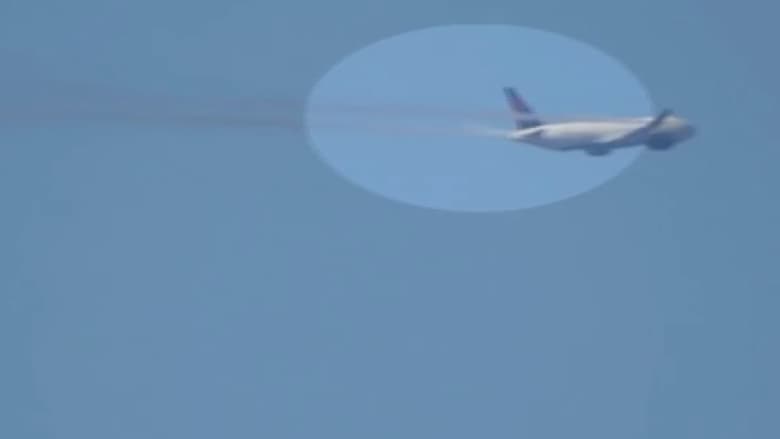 بالفيديو.. دخان يتصاعد من طائرة أمريكية بعد إقلاعها بدقائق