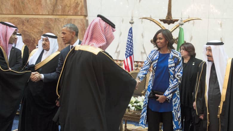 فيديو مشيل أوباما بالسعودية "المصافحة وكشف الرأس" الذي أثار الجدل 