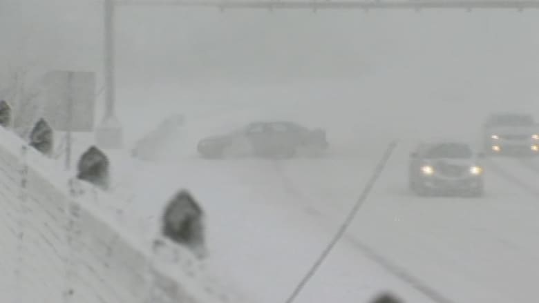هذا ما يحدث عندما يتحدى السائقون العواصف الثلجية