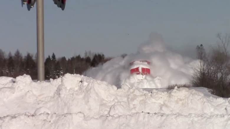 بالفيديو.. قطار يكمل رحلته رغم الثلوج الكثيفة 
