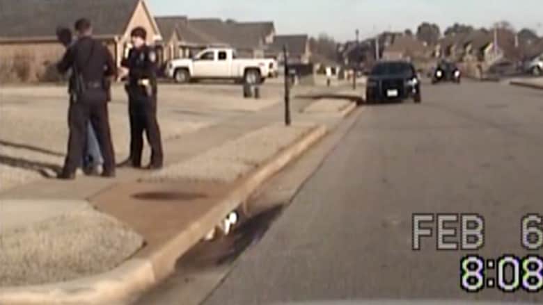 بالفيديو من أمريكا.. شاهد كيف أوقعت كاميرا الشرطة بضابط أمن؟