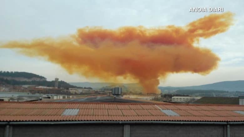 "انفجار كيميائي” في اسبانيا يتسبب بتكون سحابة سامة برتقالية اللون