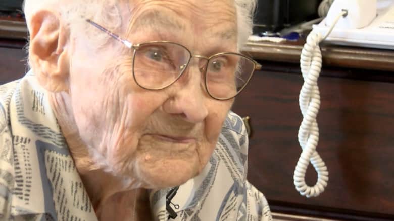 تحتفل بعيد ميلادها الـ 106 رغم شربها “البيبسي” يوميا وكرهها للخضار