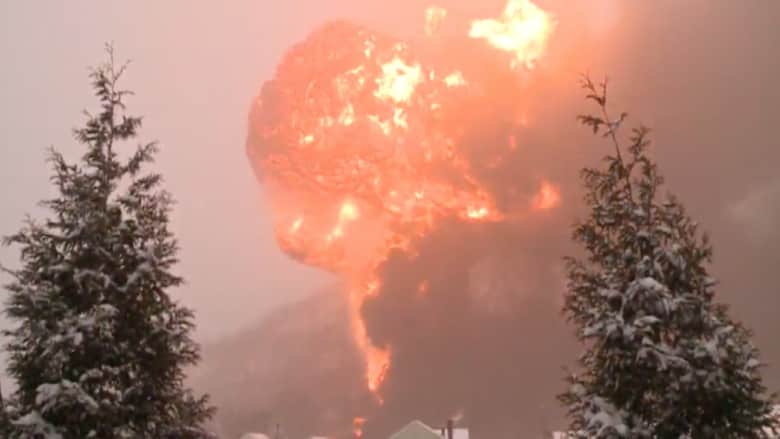 شاهد بالفيديو.. انفجار هائل بعد انحراف قطار محمل بالنفط في أمريكا
