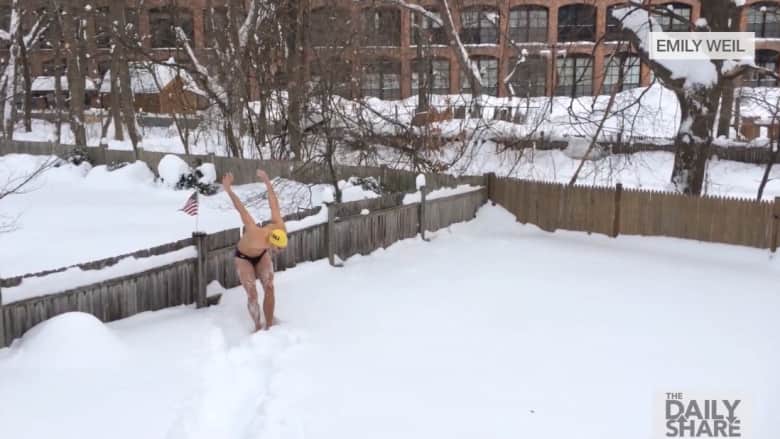 شاهد رجلا يسبح في الثلج ودرجة الحرارة تحت الصفر