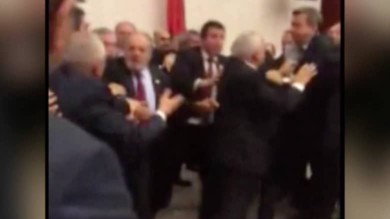 بالفيديو.. تبادل لكمات في برلمان تركيا