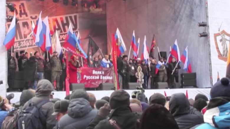 بالفيديو.. آلاف الروس بمسيرات مؤيدة للرئيس بوتين