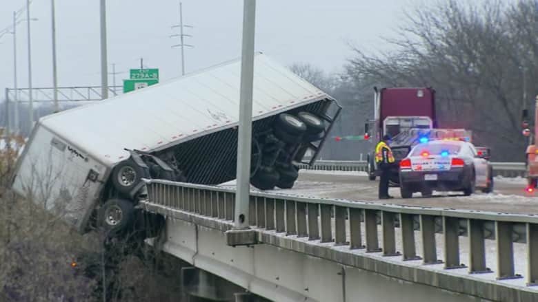شاهد.. سائق شاحنة ينجو من الموت بعد أن تدلت نصف المركبة من على جسر