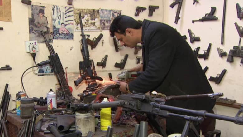 من ورشة تحت الأرض في إربيل.. كيف يحيي البيشمرغة أسلحتهم القديمة لقتال داعش؟