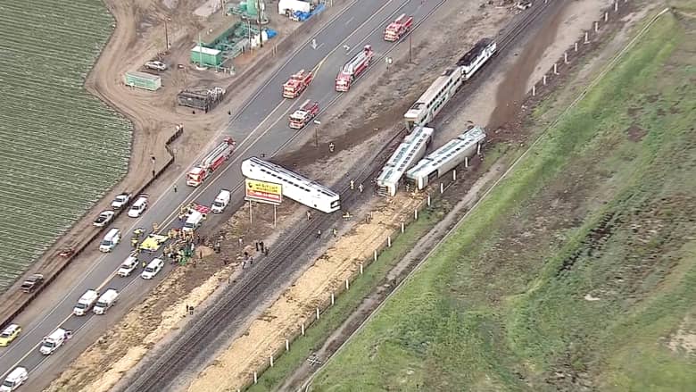 بالفيديو.. قطار يخرج عن مساره وعشرات الإصابات في كاليفورنيا