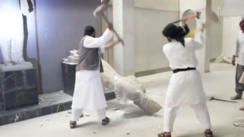 بالفيديو.. لحظة تدمير داعش لآثار متحف الموصل التاريخية