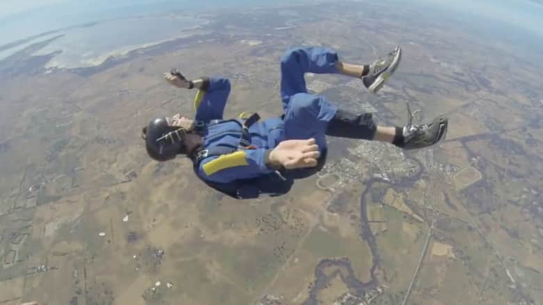 شاهد رجلا يصاب بأزمة صحية خلال القفز بالمظلة على ارتفاع 12 ألف قدم 