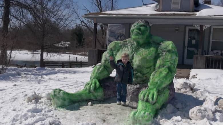 مسن ينحت تمثالاً ضخماً لـ"العملاق الأخضر" Hulk من الثلج
