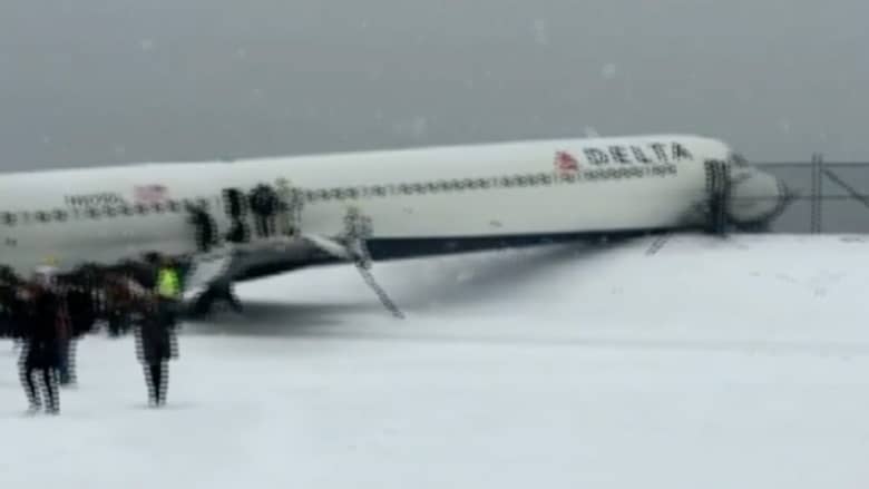 بالفيديو.. طائرة دلتا أمريكية تنزلق على مدرج المطار بسبب الثلوج