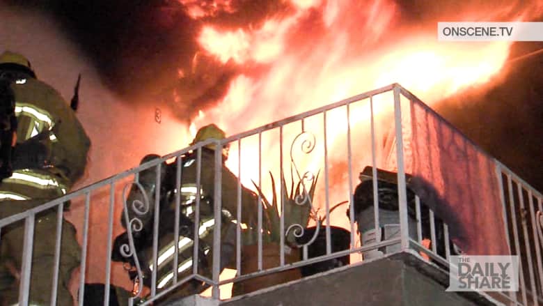شاهد إنقاذ رجال إطفاء لعائلة من مبنى يحترق