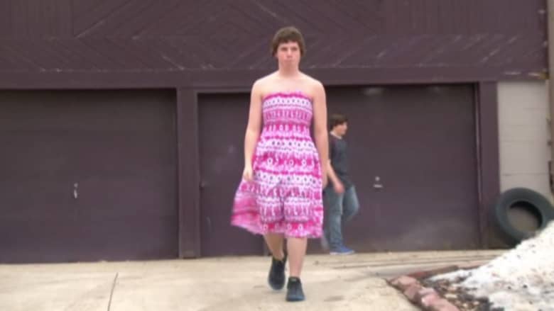 بالفيديو.. طالب يرتدي ملابس نسائية دعماً لـ"حقوق المثليين"