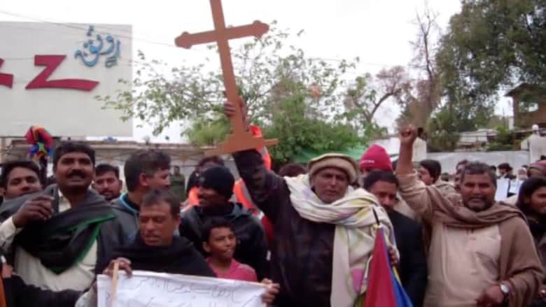 بالفيديو .. مسيحيو باكستان يتظاهرون مطالبين بحماية أفضل