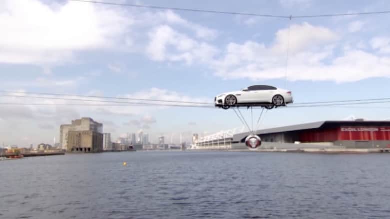 شاهد بالفيديو.. سيارة الجاغوار الجديدة تجوب سماء لندن على الحبال