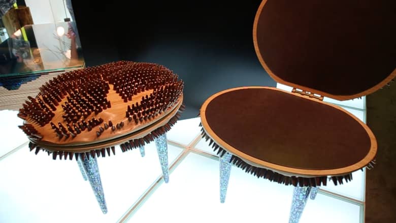 كرسي "المحارة" وطاولة "المحيطات"..هذه أغرب التصاميم في "أيام التصميم دبي"