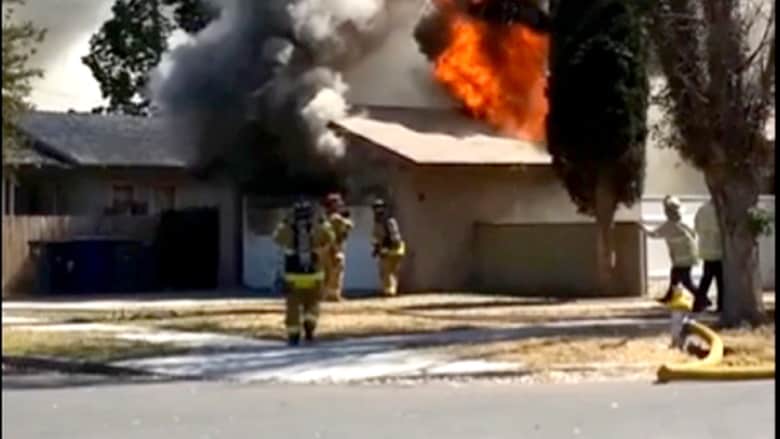 شاهد رجل إطفاء يقع من خلال سقف منزل يحترق