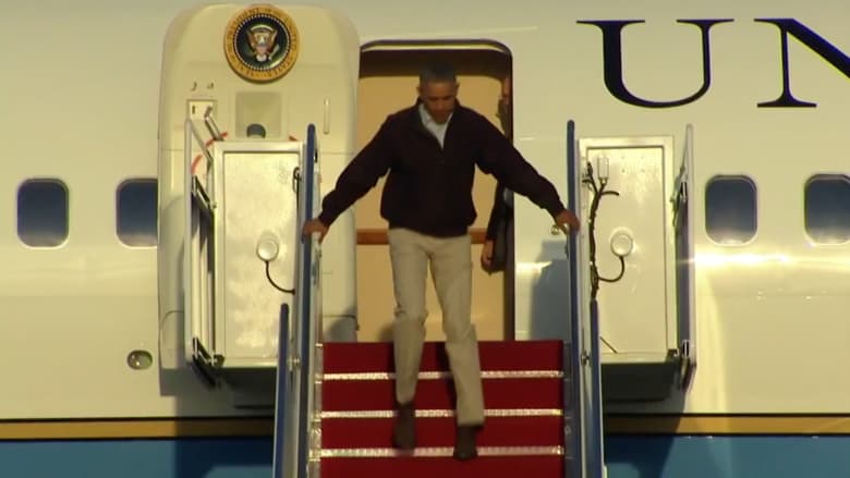 بالفيديو.. لحظة تعثر أوباما على سلم طائرة الرئاسة 