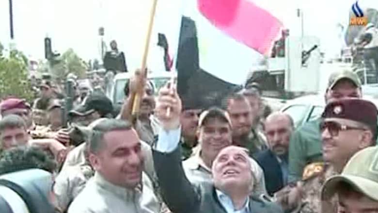 بالفيديو..العبادي يتجول ويرفع العلم العراقي وسط تكريت