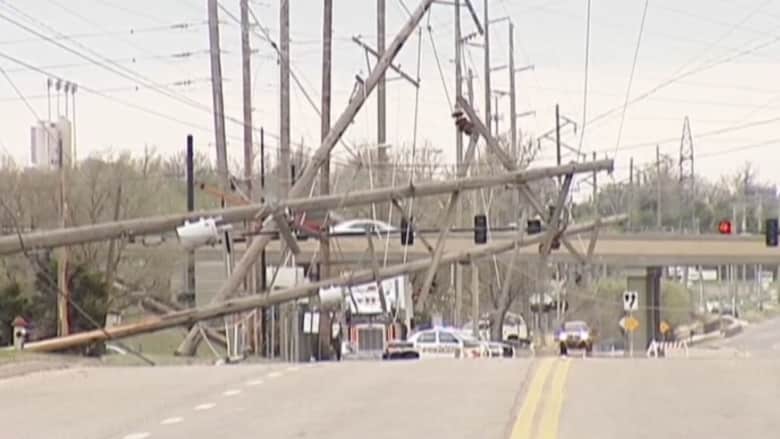 بالفيديو.. آثار الدمار لعاصفة ضربت ولاية كنساس